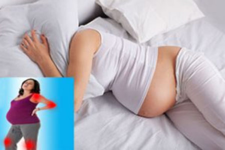 Беременная прячет голову под подушкой