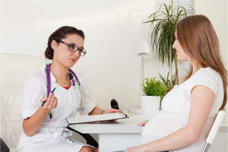 Беременная и врач-гинеколог