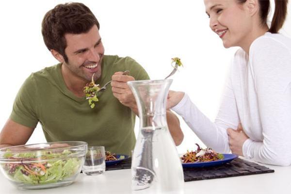 Муж с женой едят салат