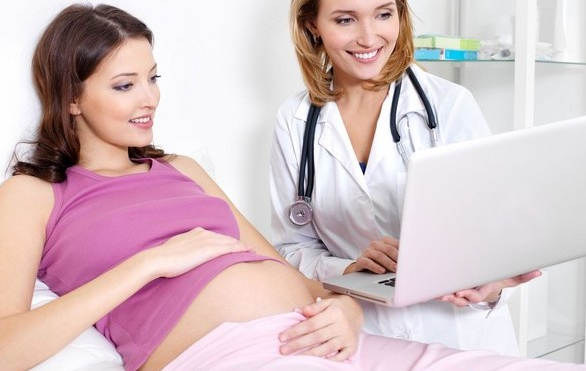 Беременная и врач