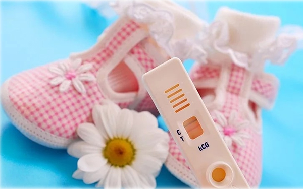 Пинетки, цветочки и тест на беременность