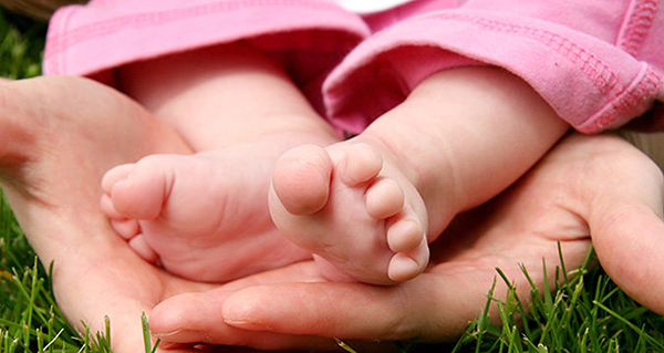 Руки мамы и ножки ребенка