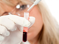 Лаборант проводит анализ крови в пробирке