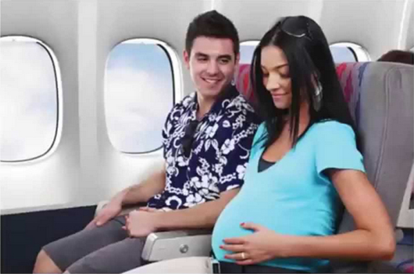 Беременная с мужем в самолете