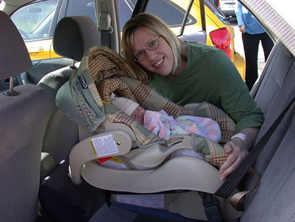 Мамочка в машине с малышом в автокресле