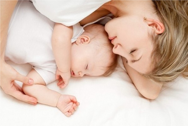 Спящие мама и малыш
