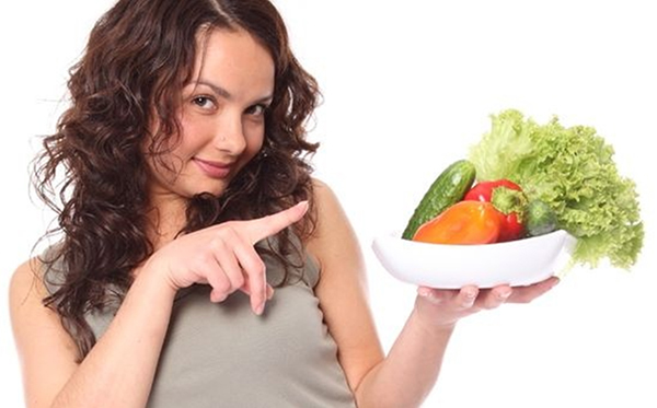 Девушка и тарелка с овощами