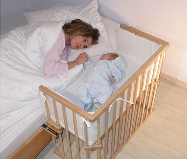 Мама с младенцем в кровати