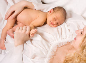 Лежащая мама с грудным малышом