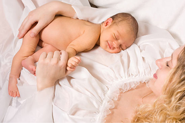 Лежащая мама с грудным малышом