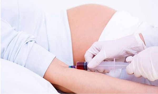 У беременной берут кровь из вены