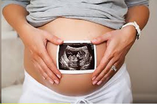 Беременная со снимком на животе