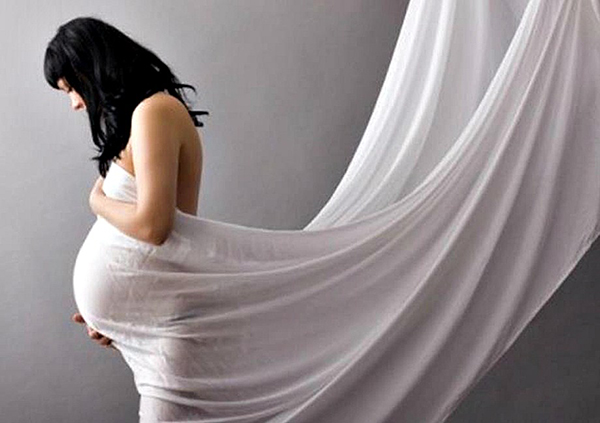 Беременная в белой ткани