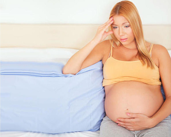 Беременная в раздумьях на диване