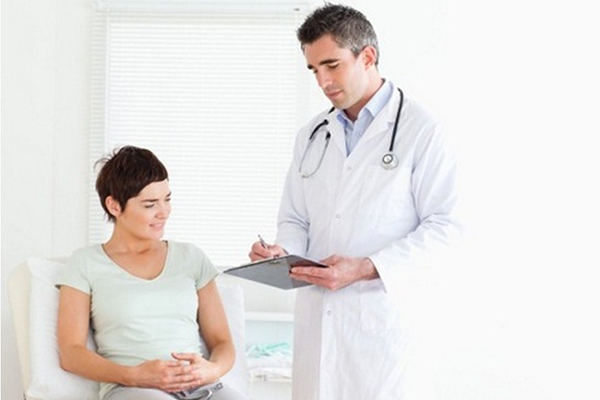 Беременная слушает врача