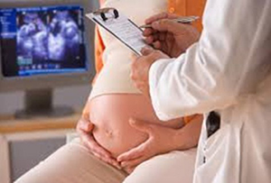 Беременная слушает врача